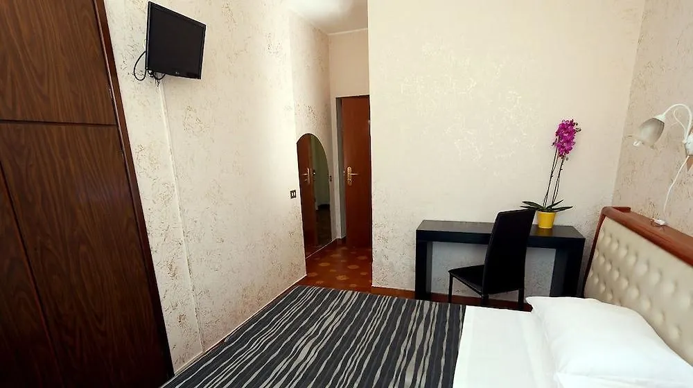 Roma Room Hotel 3*, Рим
